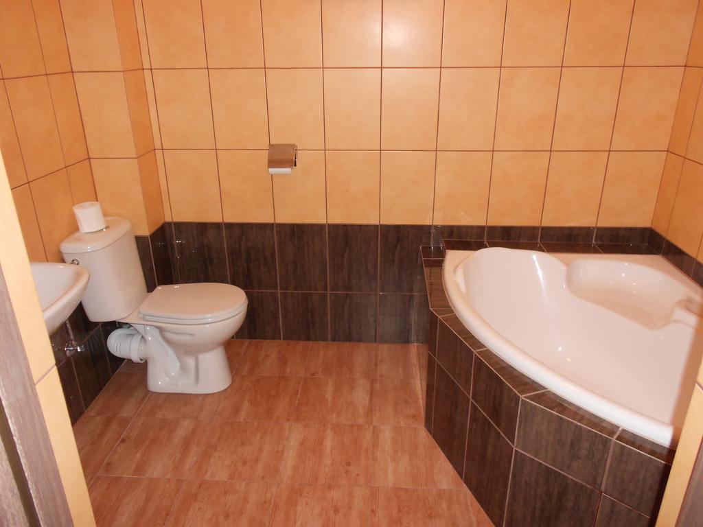 Pokoje Goscinne Viktorjan Raszowa Szoba fotó
